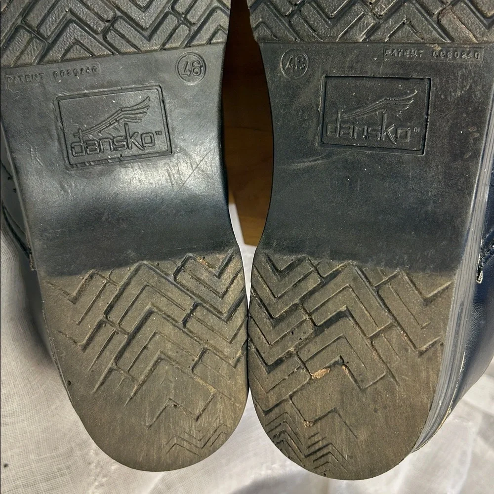 Dansko leather preloved clogs